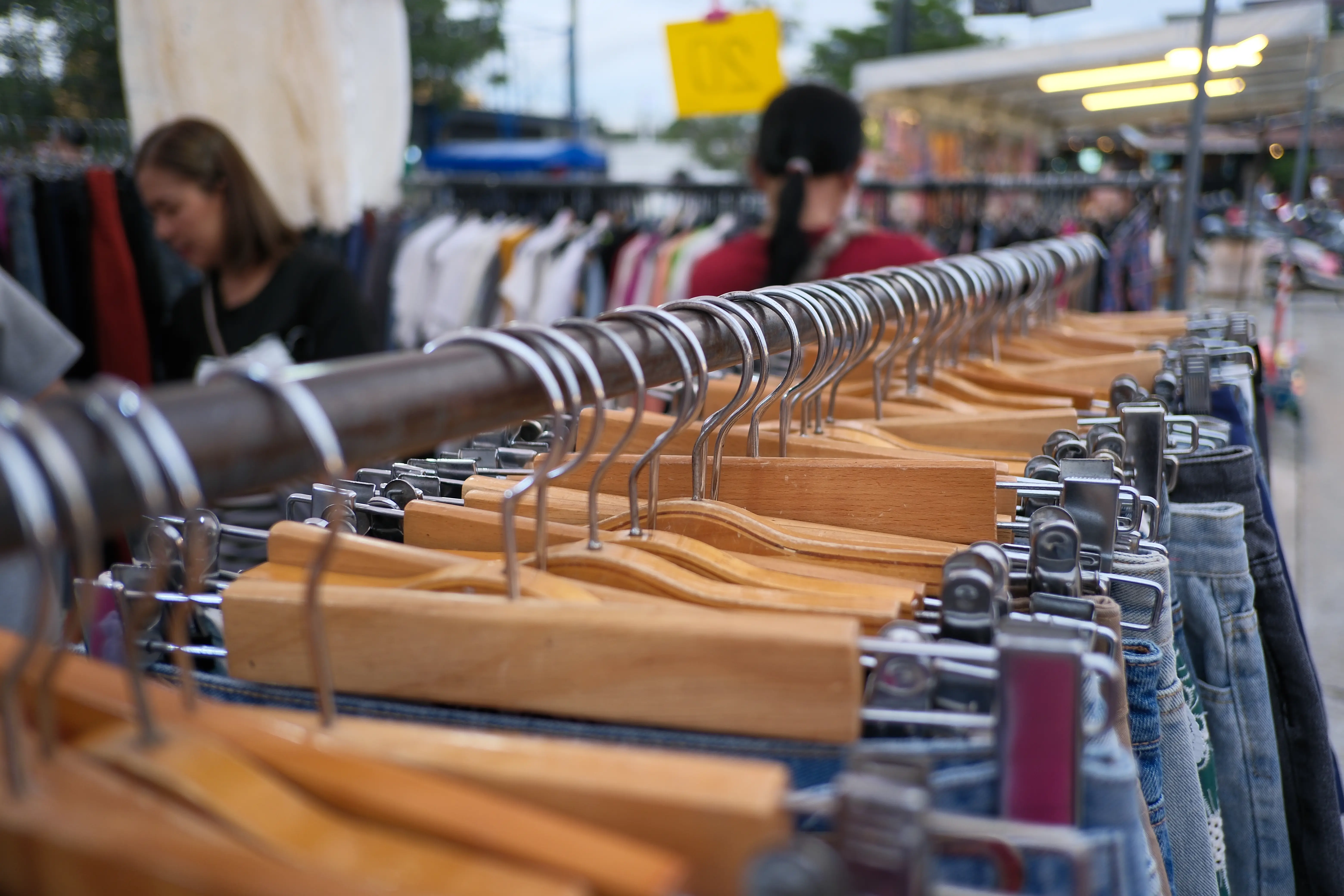ที่มา: Wikimedia Commons แหล่งล่ากางเกงยีนวินเทจ ตั้งแต่ร้านมือสองถึงตลาดนัด